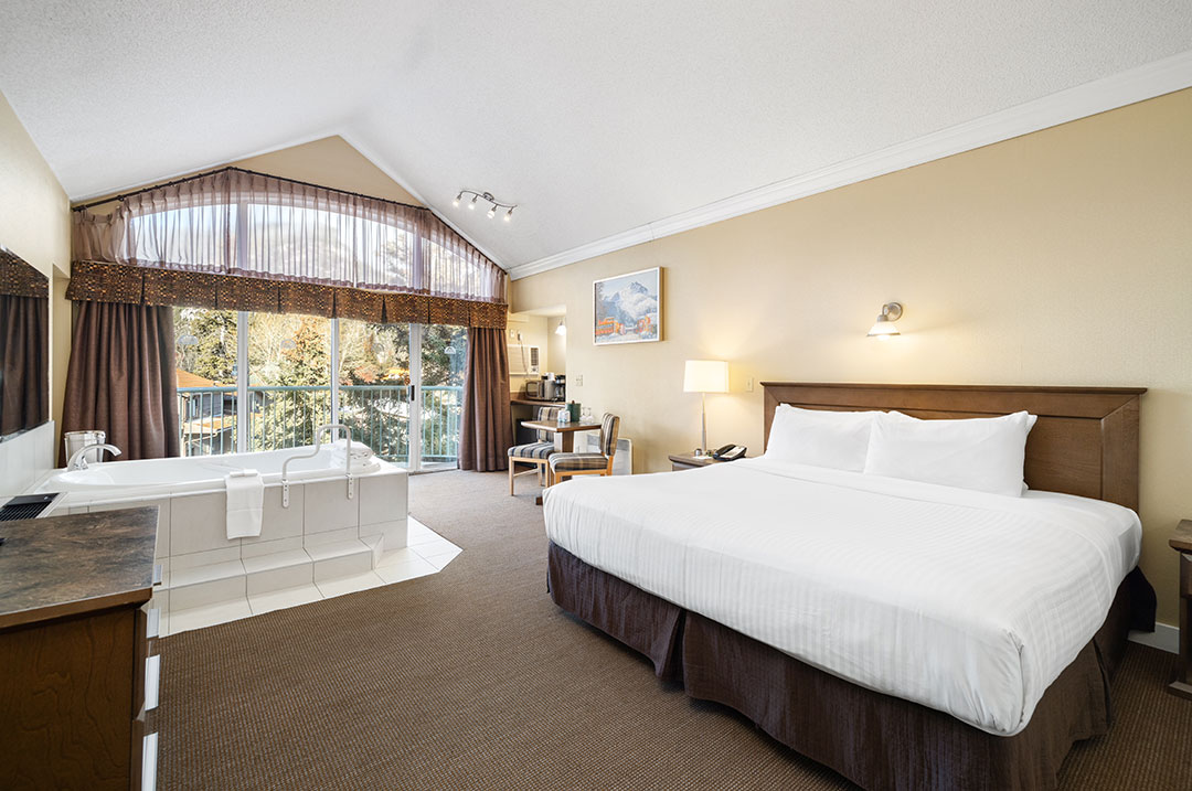 Deluxe king suite with jet tub