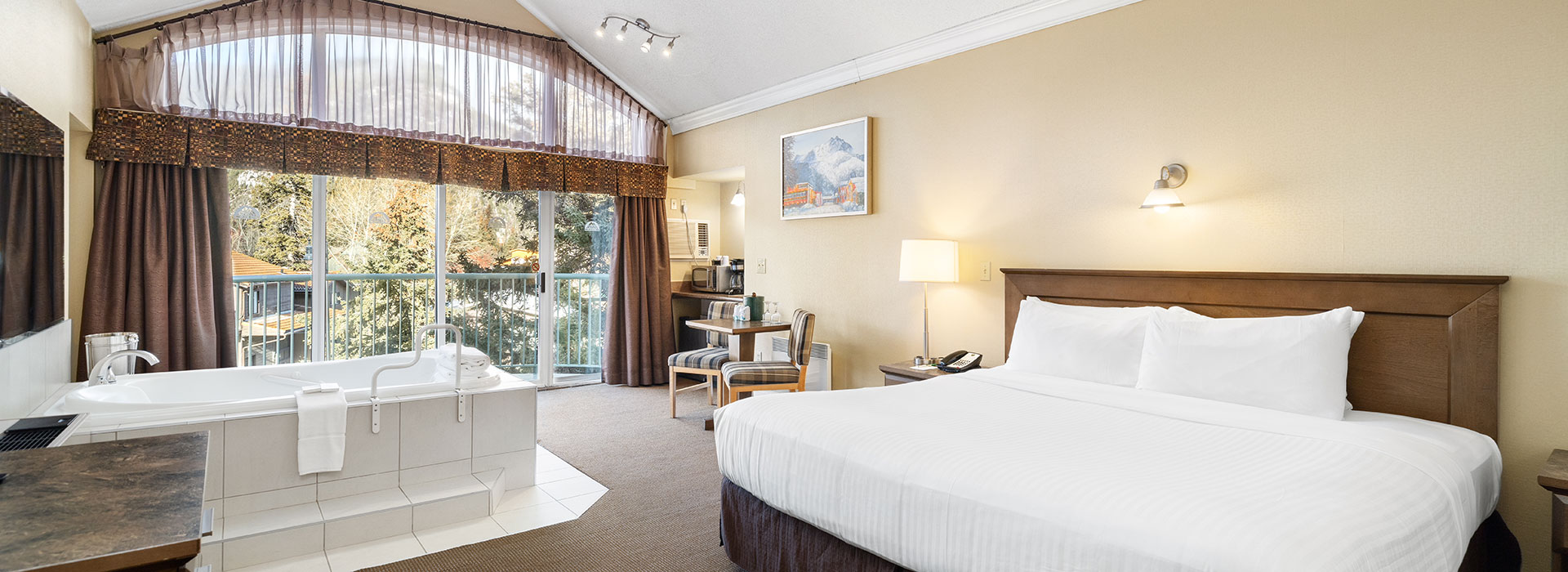 Deluxe king suite with jet tub